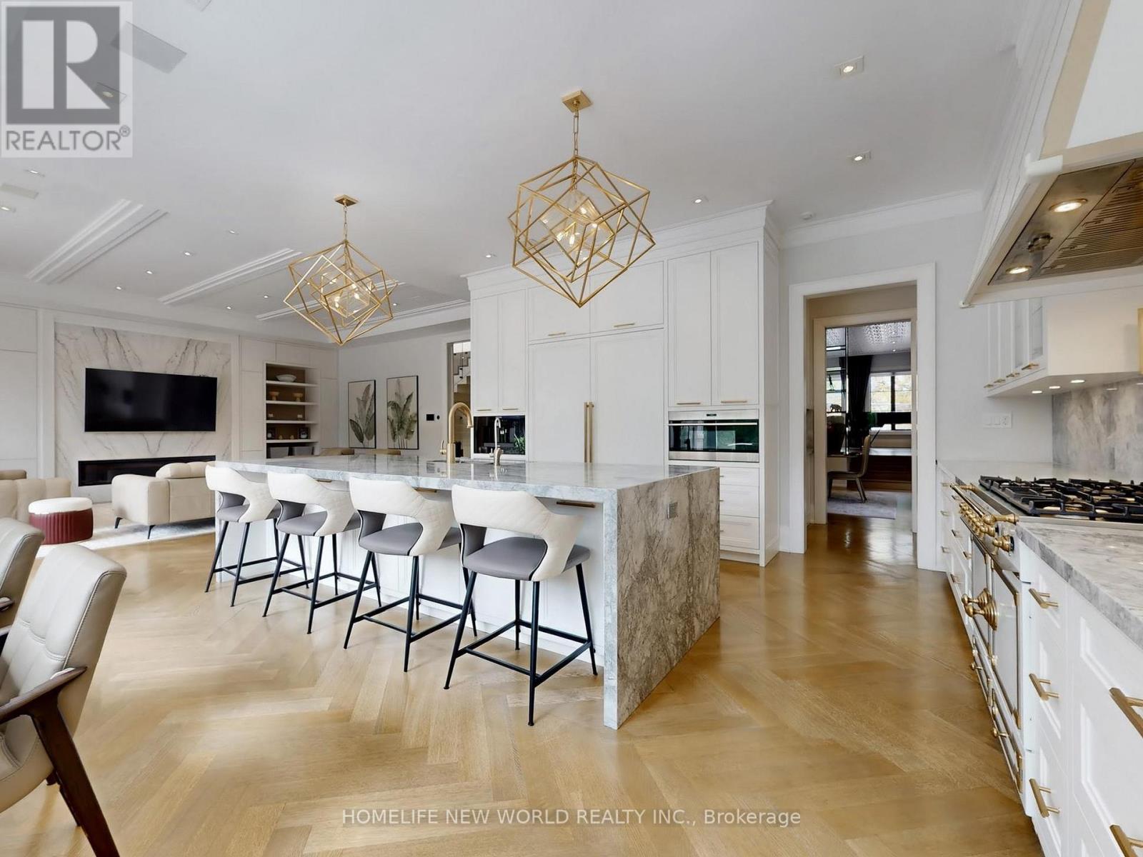 154 YONGE BOULEVARD - 16
