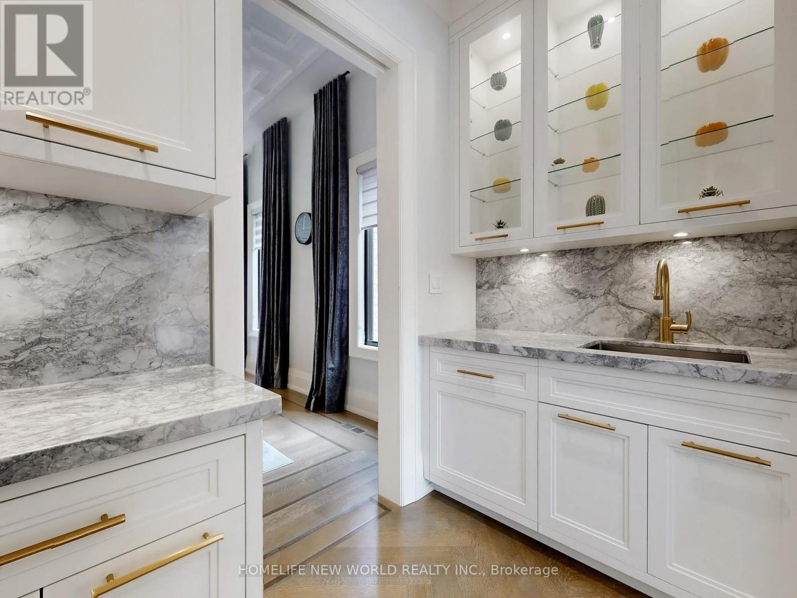 154 YONGE BOULEVARD - 13