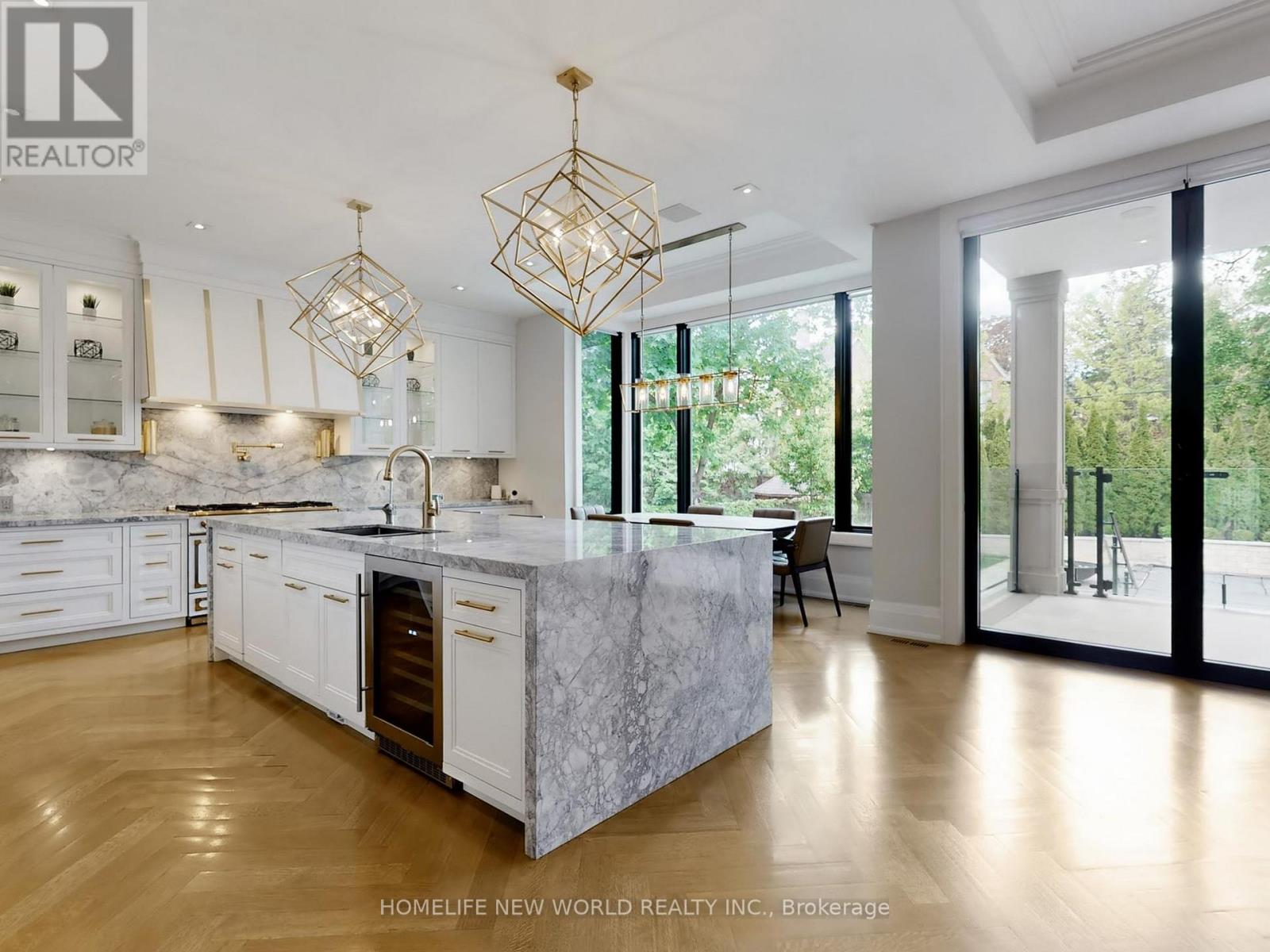 154 YONGE BOULEVARD - 14
