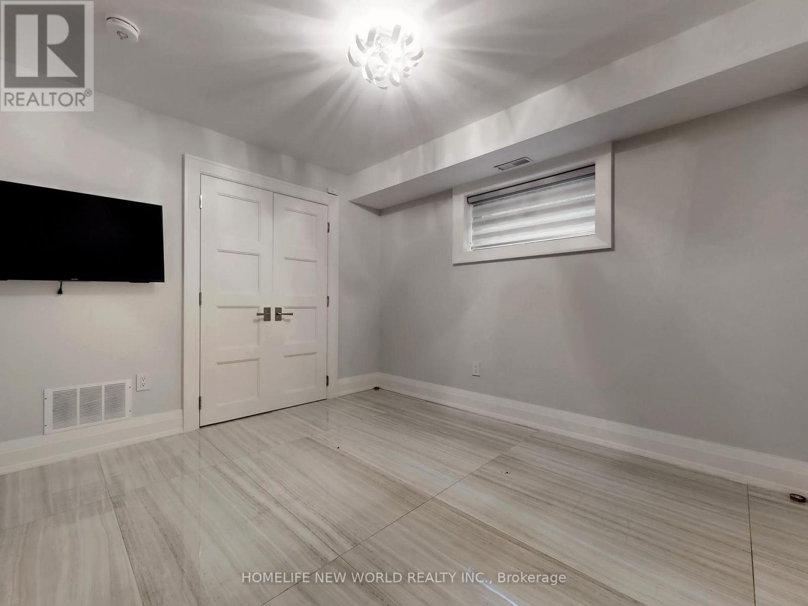 154 YONGE BOULEVARD - 31