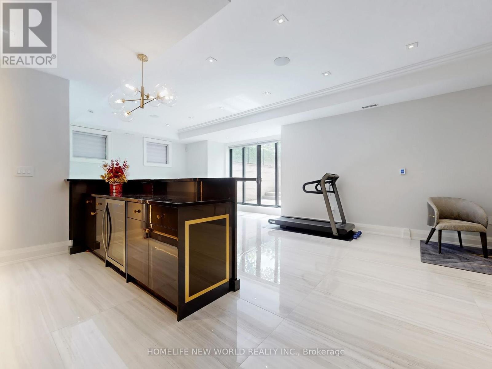 154 YONGE BOULEVARD - 37