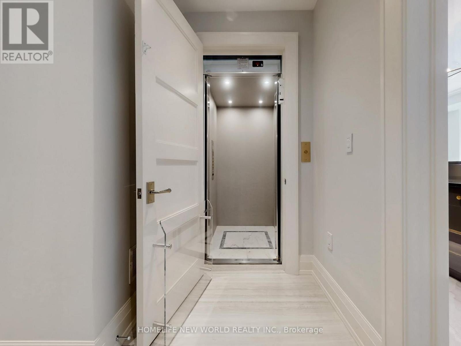 154 YONGE BOULEVARD - 36