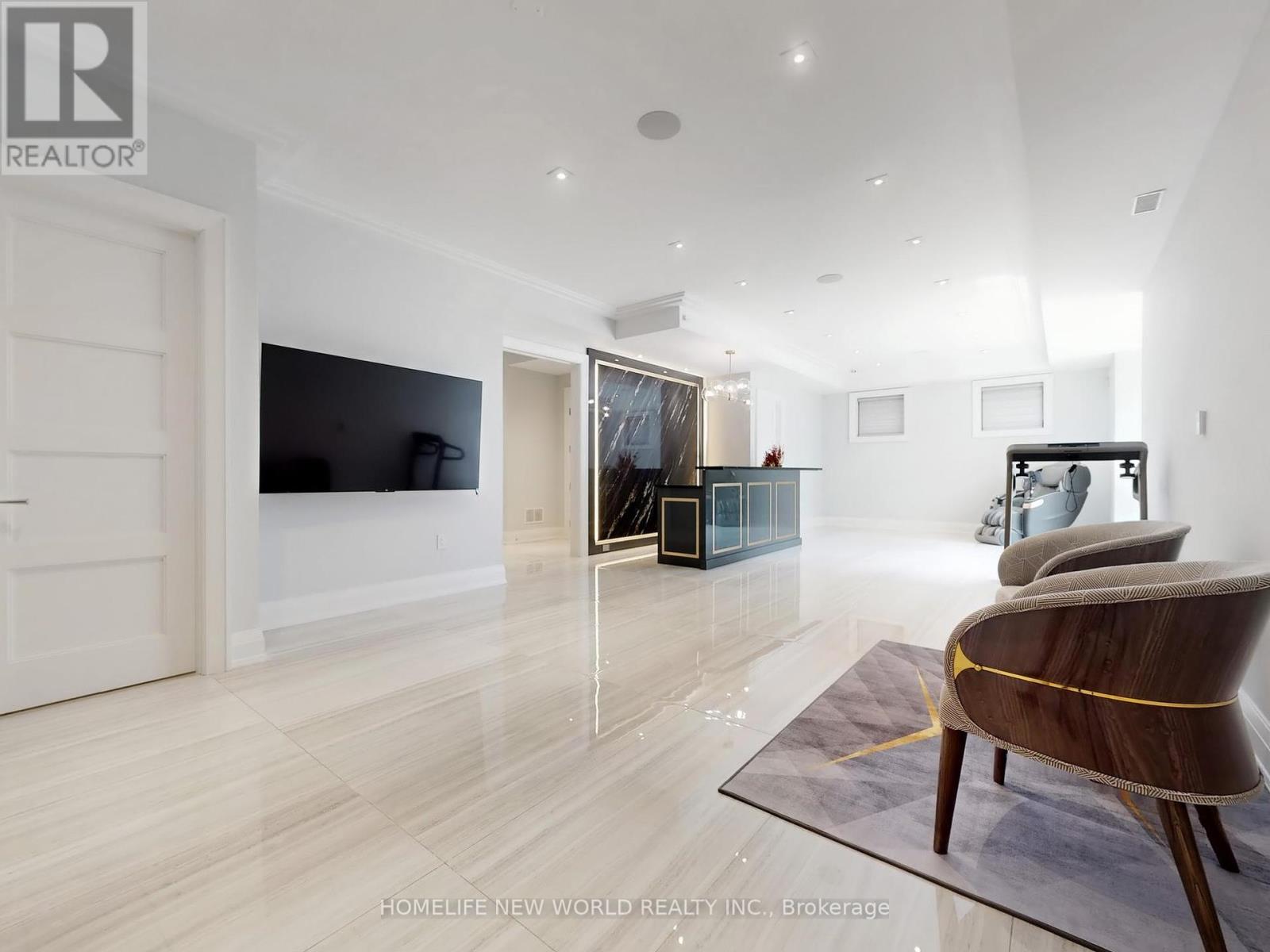 154 YONGE BOULEVARD - 38