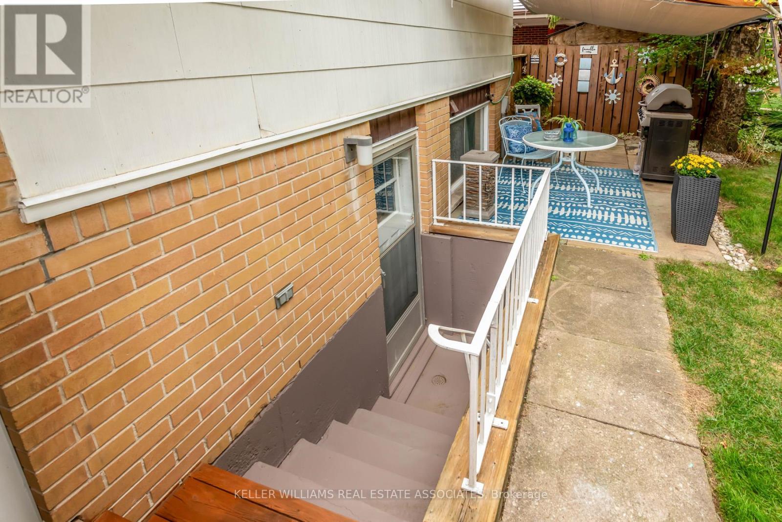 Photo 3 of 43 Kensington Avenue, Brantford ON