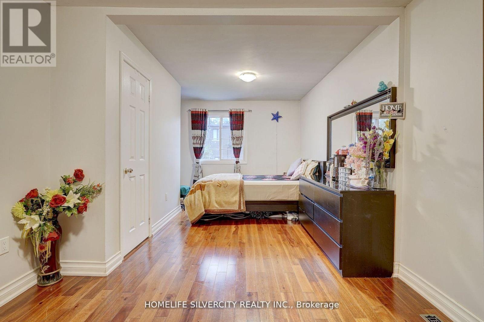 Single Family House for Sale in  AUGUST AVENUE Toronto (Oakridge) 