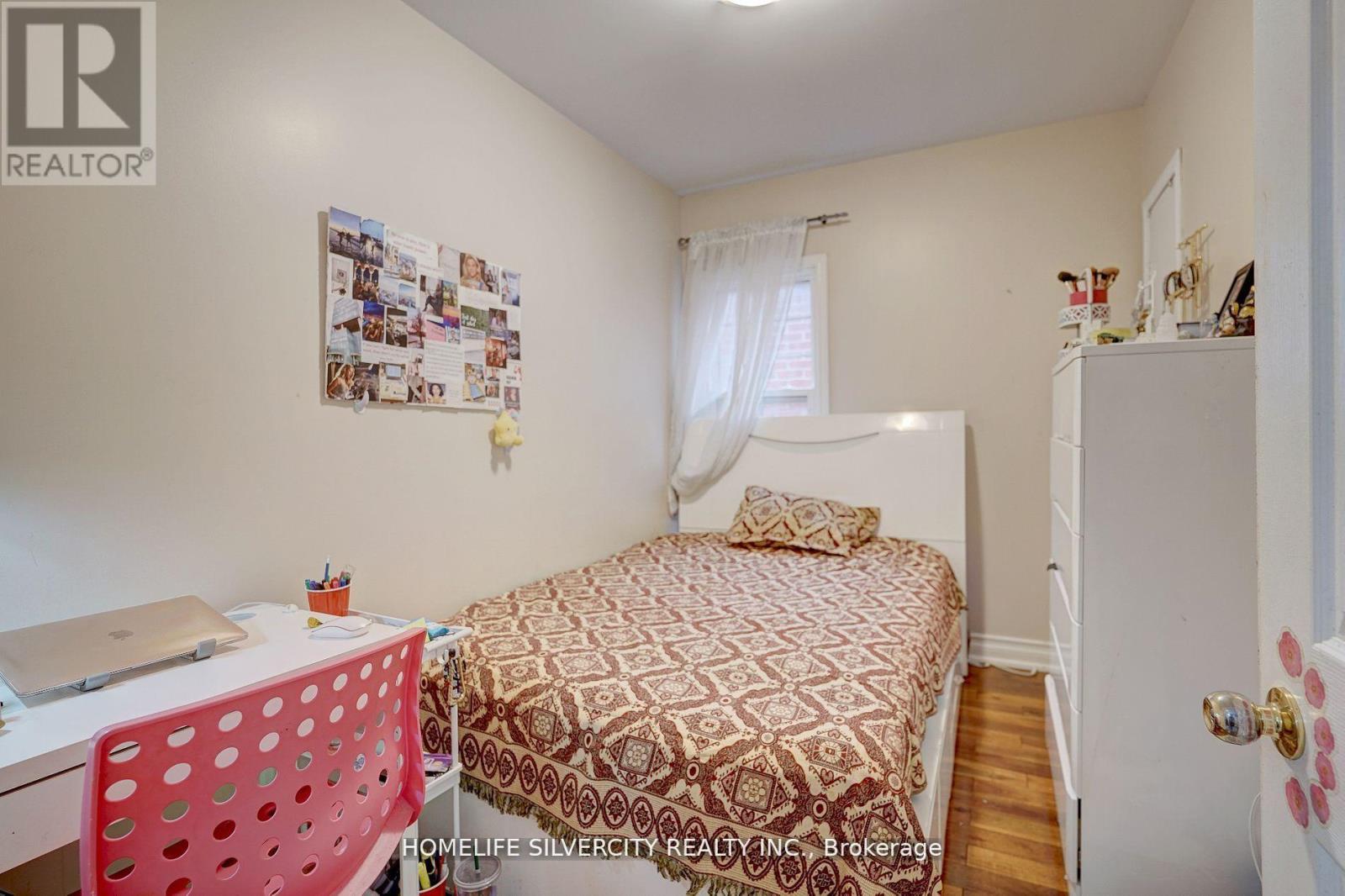 Single Family House for Sale in  AUGUST AVENUE Toronto (Oakridge) 