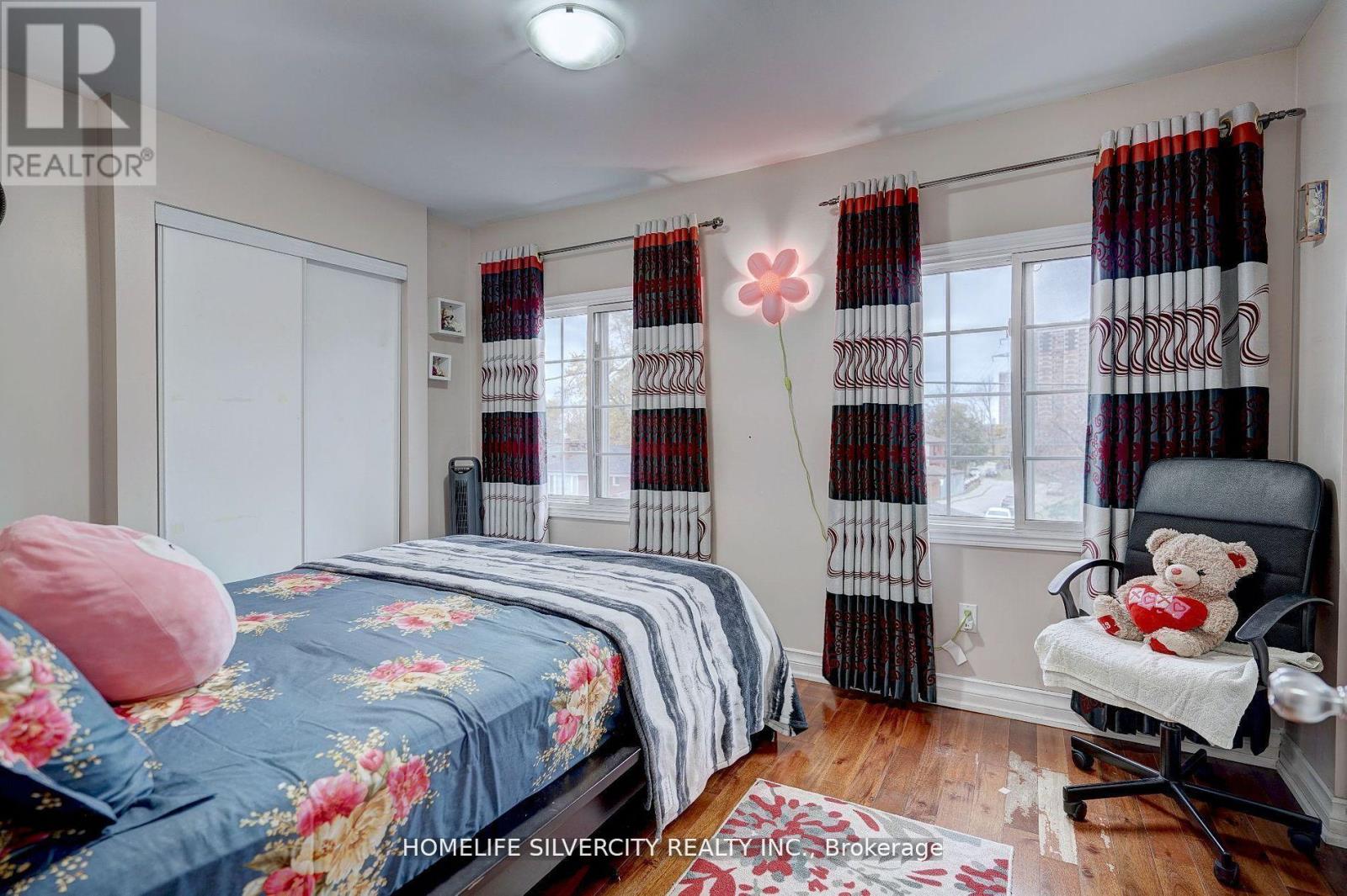 Single Family House for Sale in  AUGUST AVENUE Toronto (Oakridge) 
