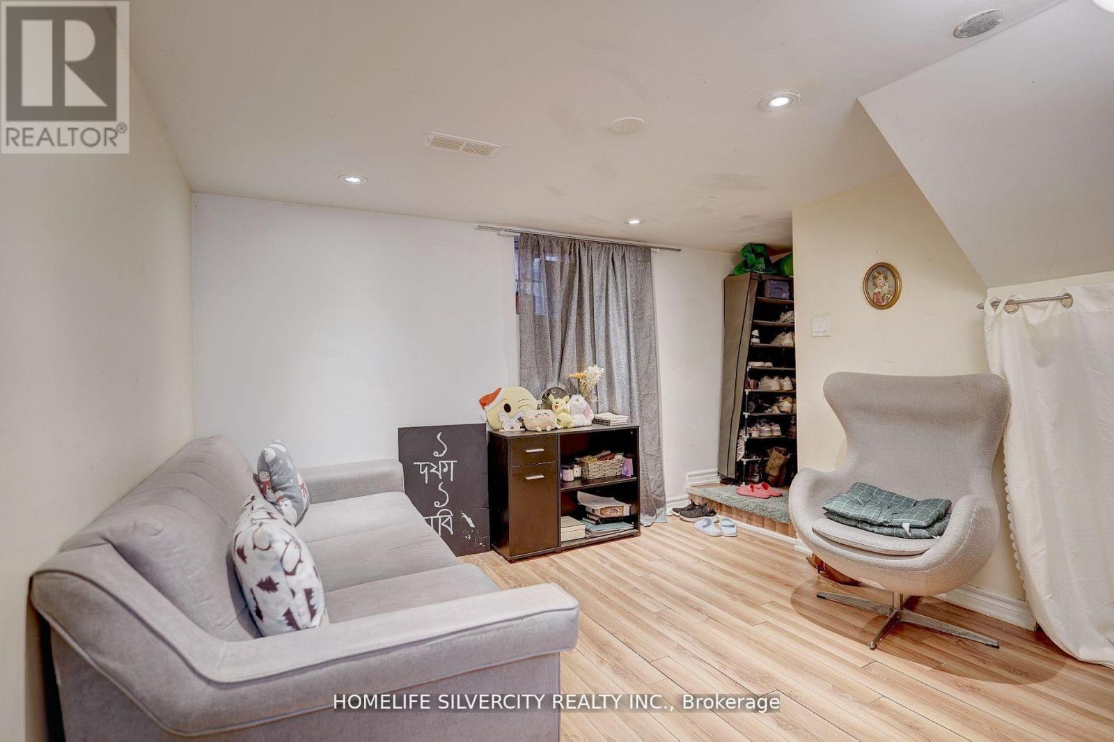 Single Family House for Sale in  AUGUST AVENUE Toronto (Oakridge) 