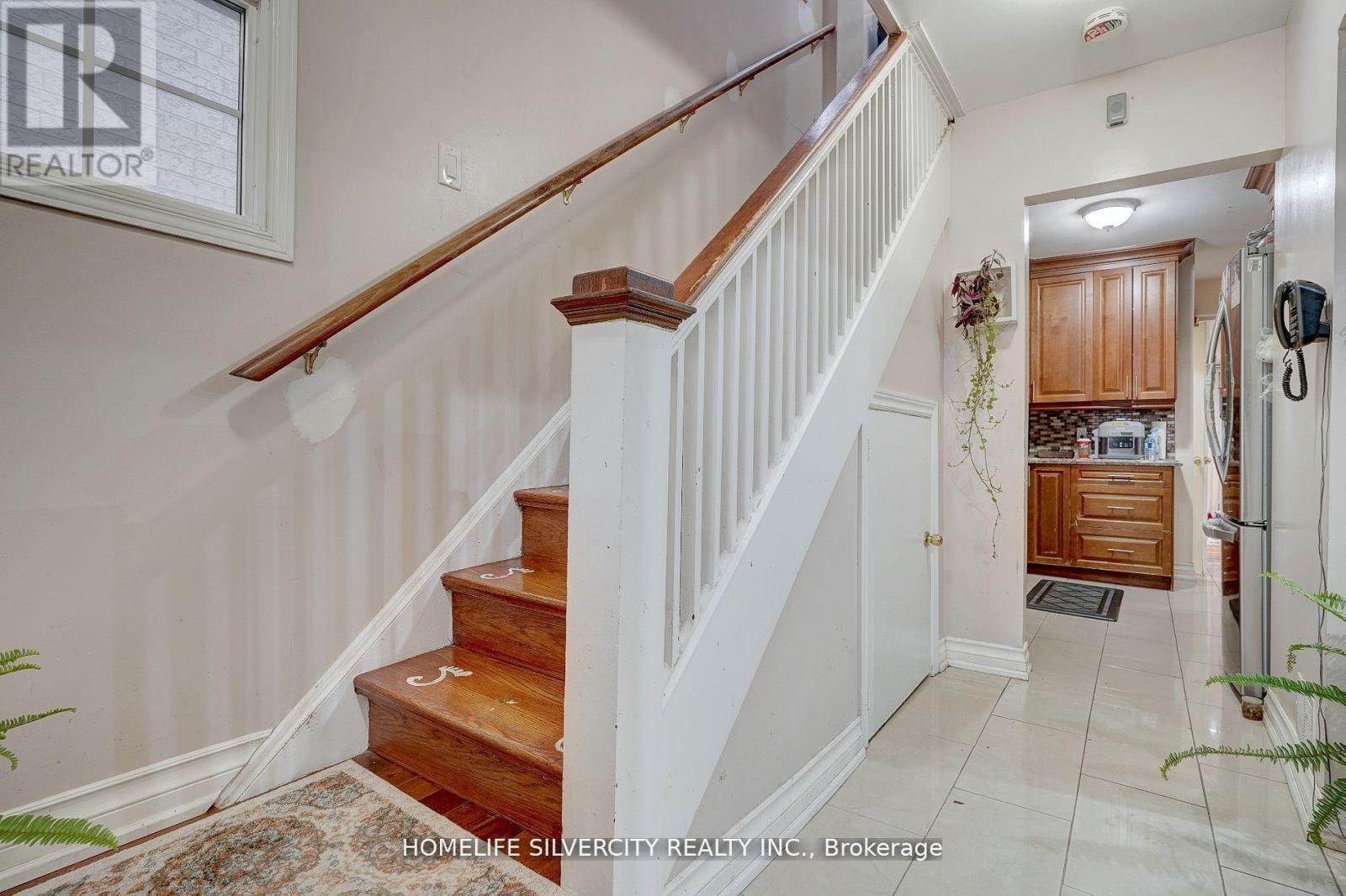 Single Family House for Sale in  AUGUST AVENUE Toronto (Oakridge) 