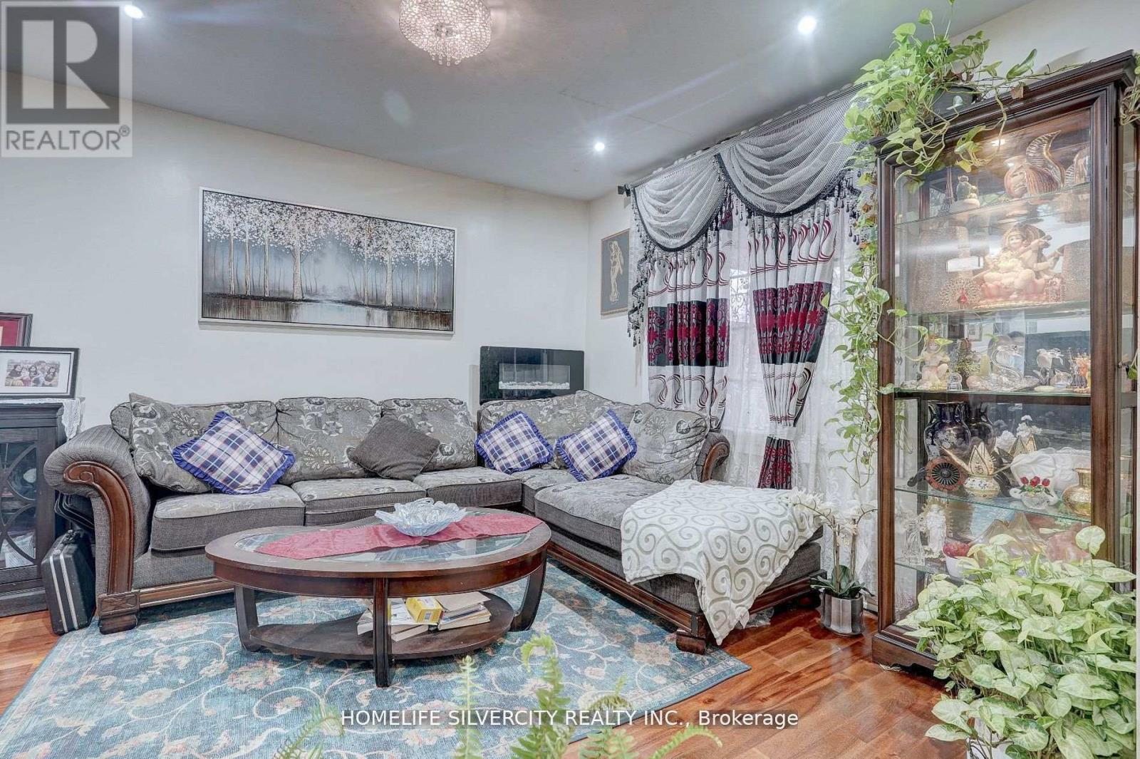Single Family House for Sale in  AUGUST AVENUE Toronto (Oakridge) 