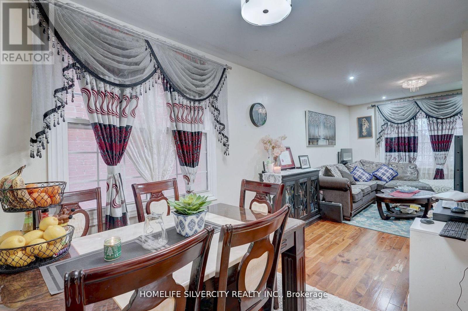 Single Family House for Sale in  AUGUST AVENUE Toronto (Oakridge) 
