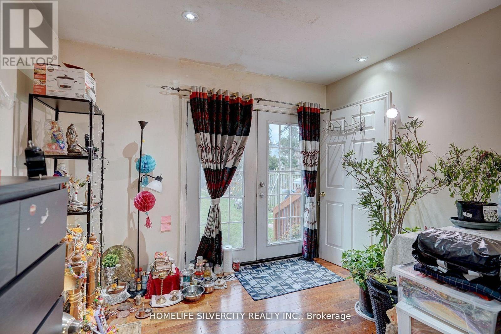 Single Family House for Sale in  AUGUST AVENUE Toronto (Oakridge) 