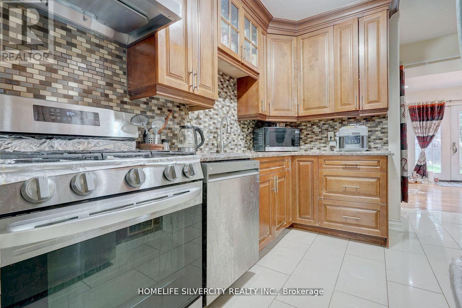 Single Family House for Sale in  AUGUST AVENUE Toronto (Oakridge) 