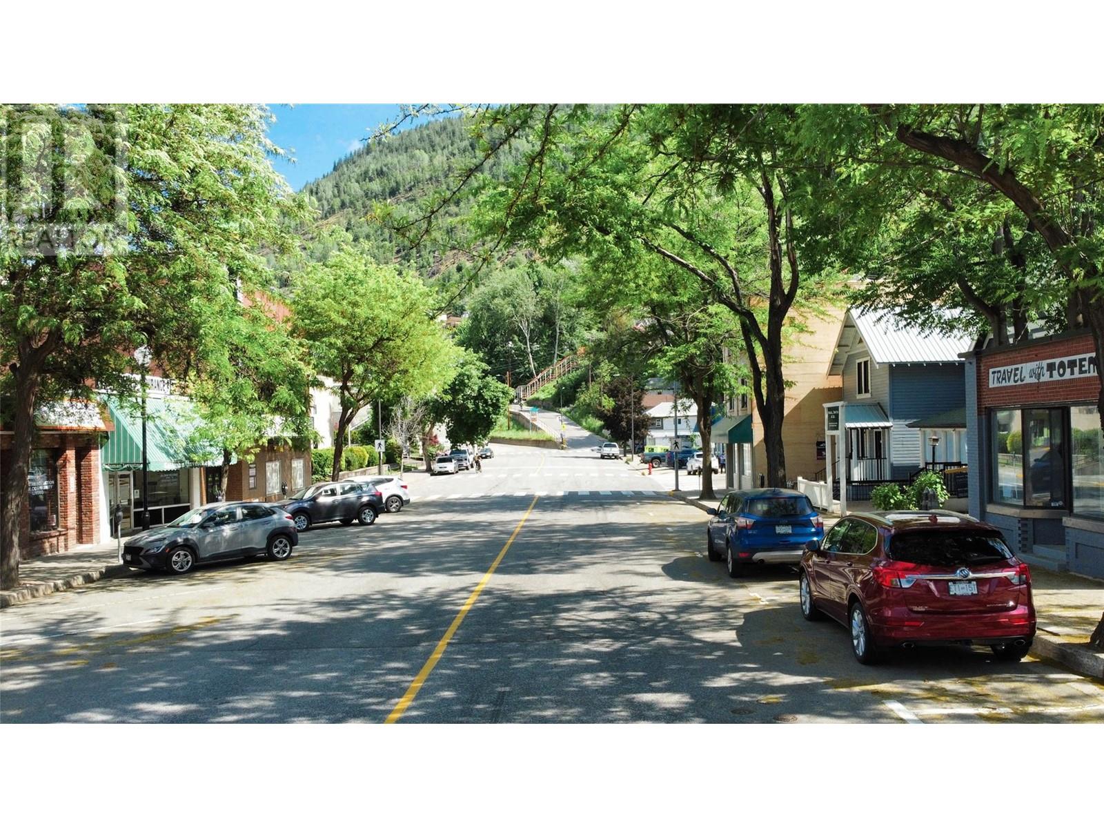 1560 BAY Avenue, Trail
