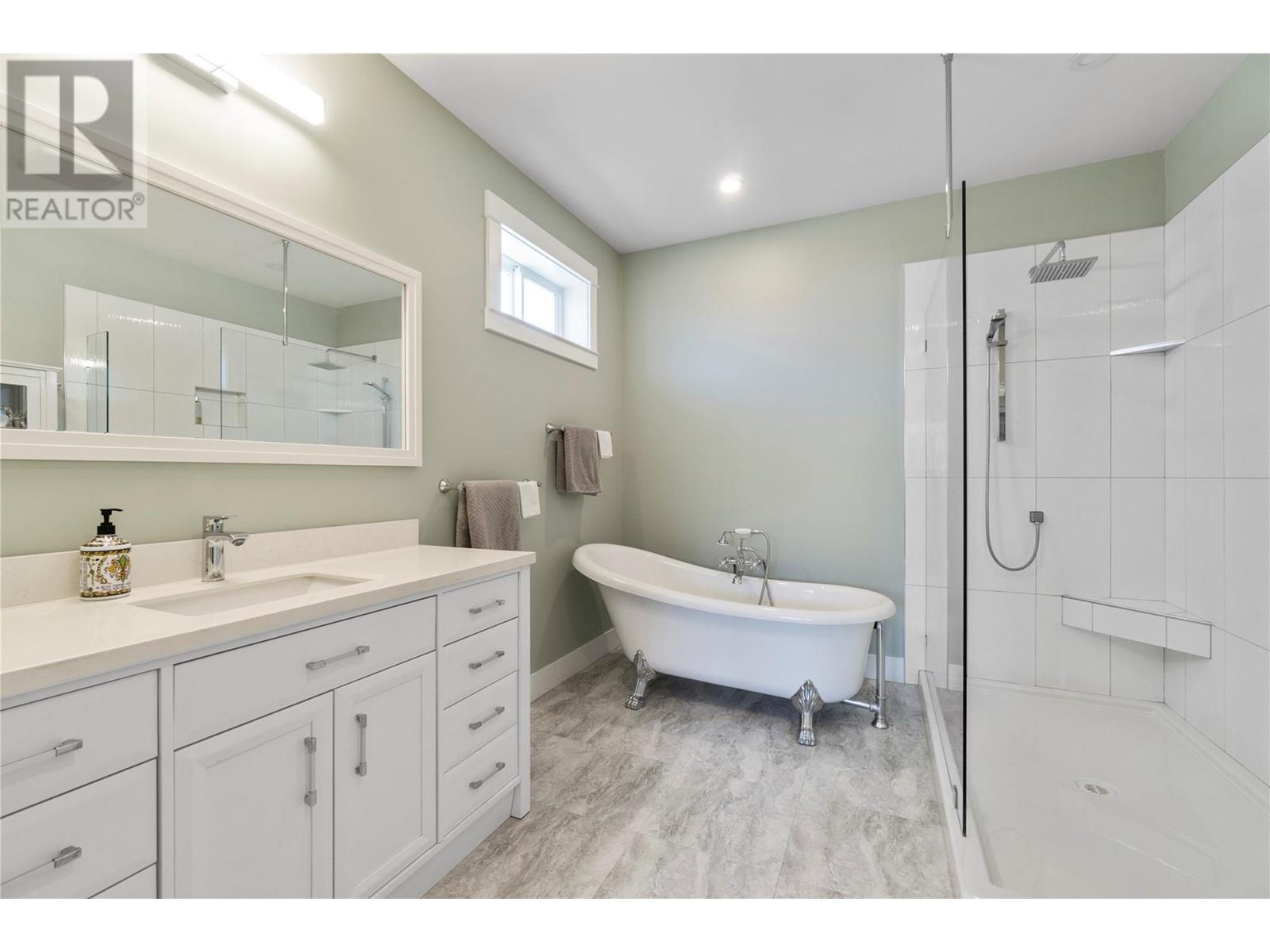 Photo 19 of 4230 20 Street Ne, Salmon Arm BC