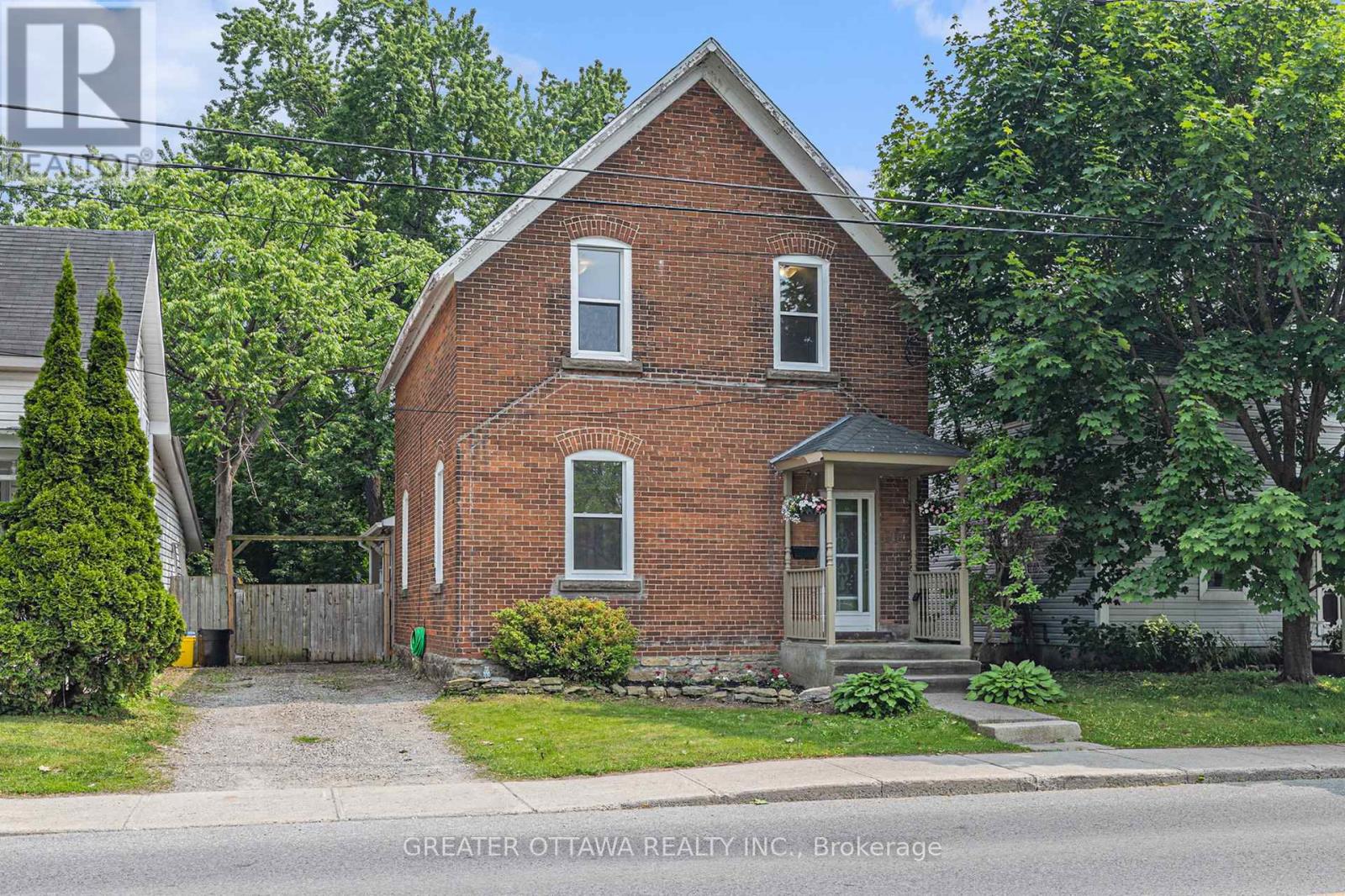 Location is perfect to walk to all amenities