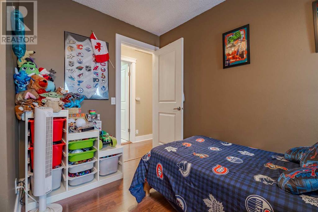 Single Family House 4 Level for Sale in  Millside Road SW Millrise Calgary 