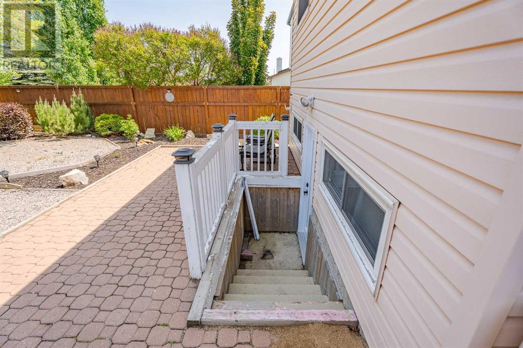 Single Family House 4 Level for Sale in  Millside Road SW Millrise Calgary 