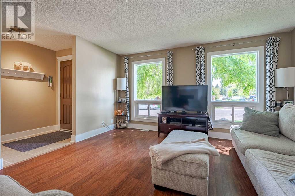 Single Family House 4 Level for Sale in  Millside Road SW Millrise Calgary 