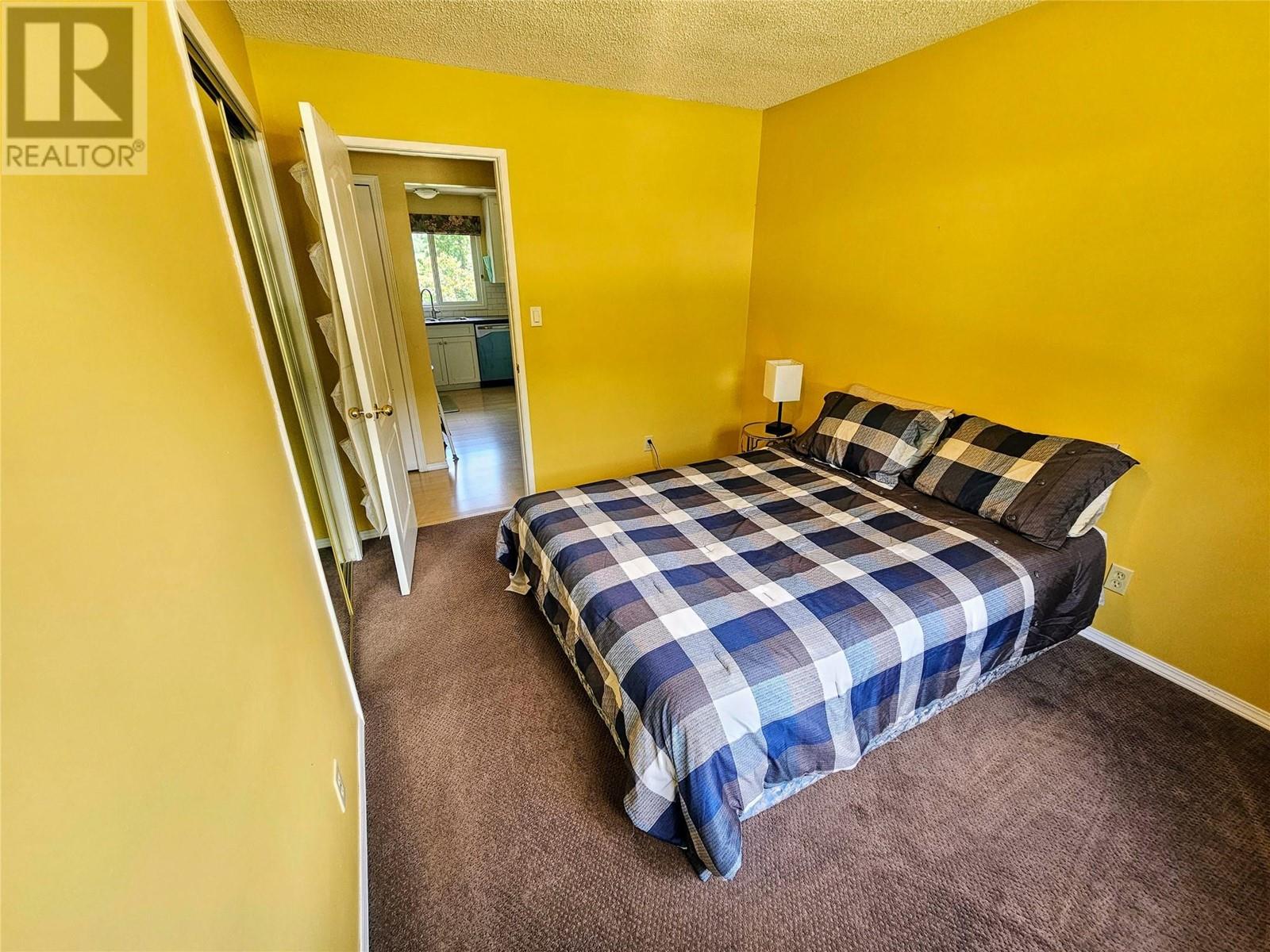 Photo 12 of 837 9th Street, Montrose BC
