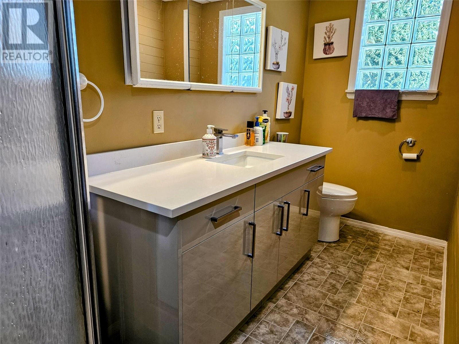 Photo 18 of 837 9th Street, Montrose BC