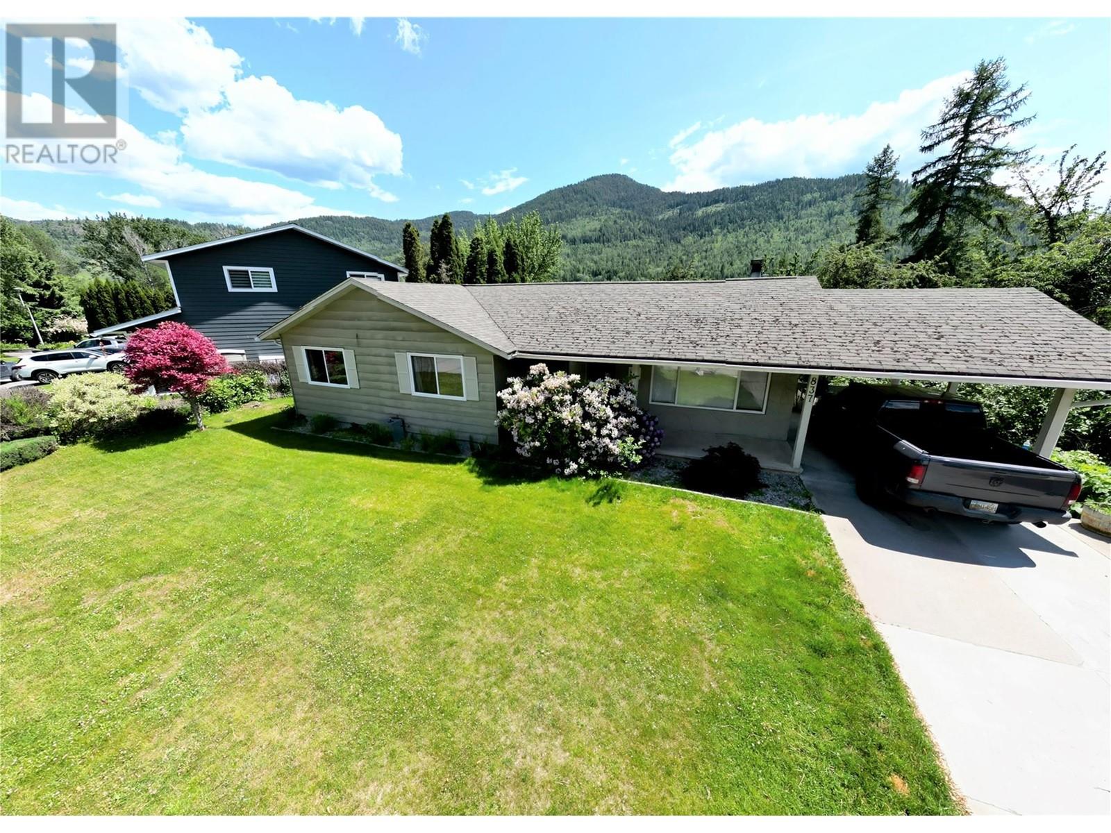 Photo 2 of 837 9th Street, Montrose BC