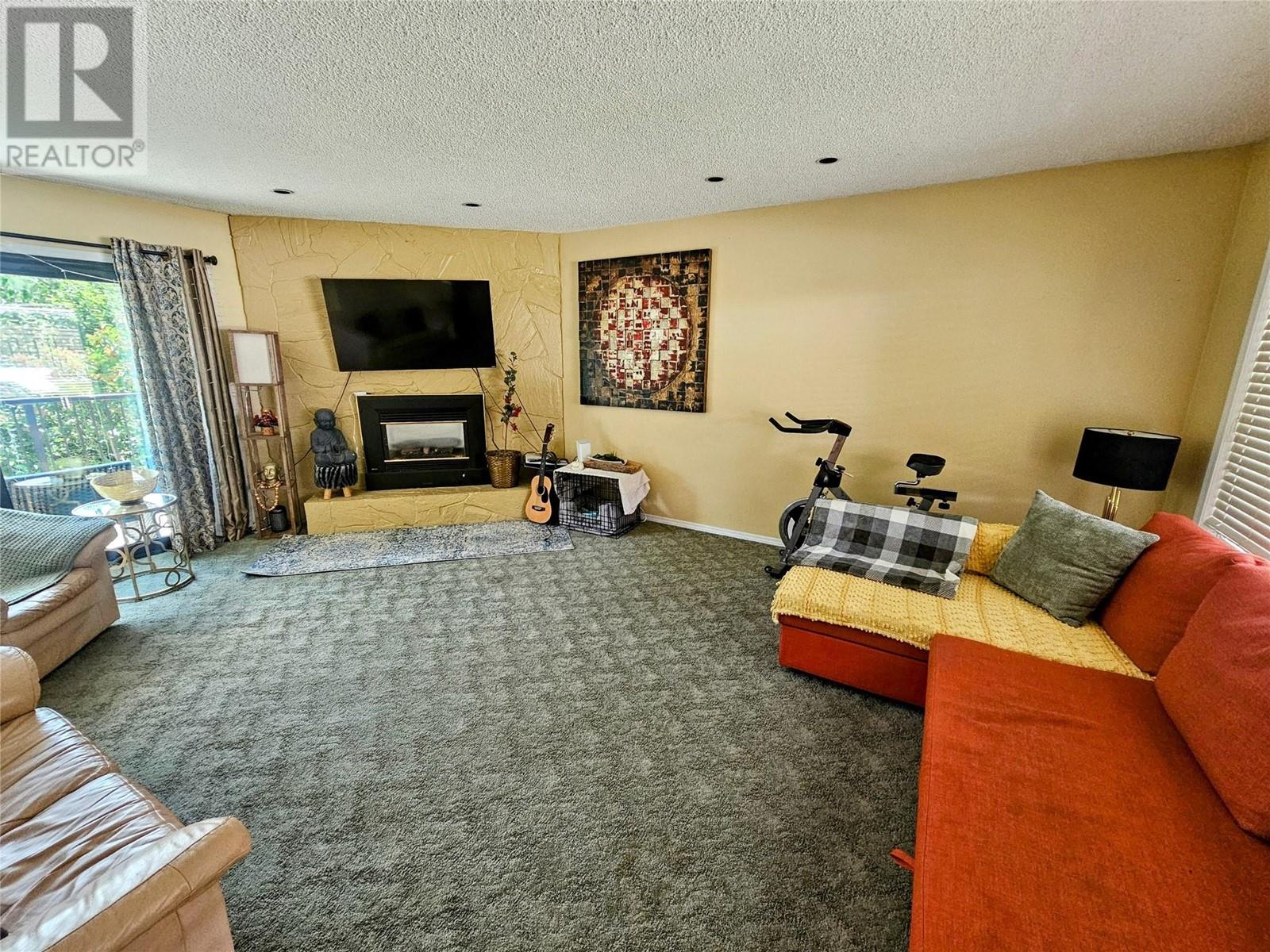 Photo 6 of 837 9th Street, Montrose BC