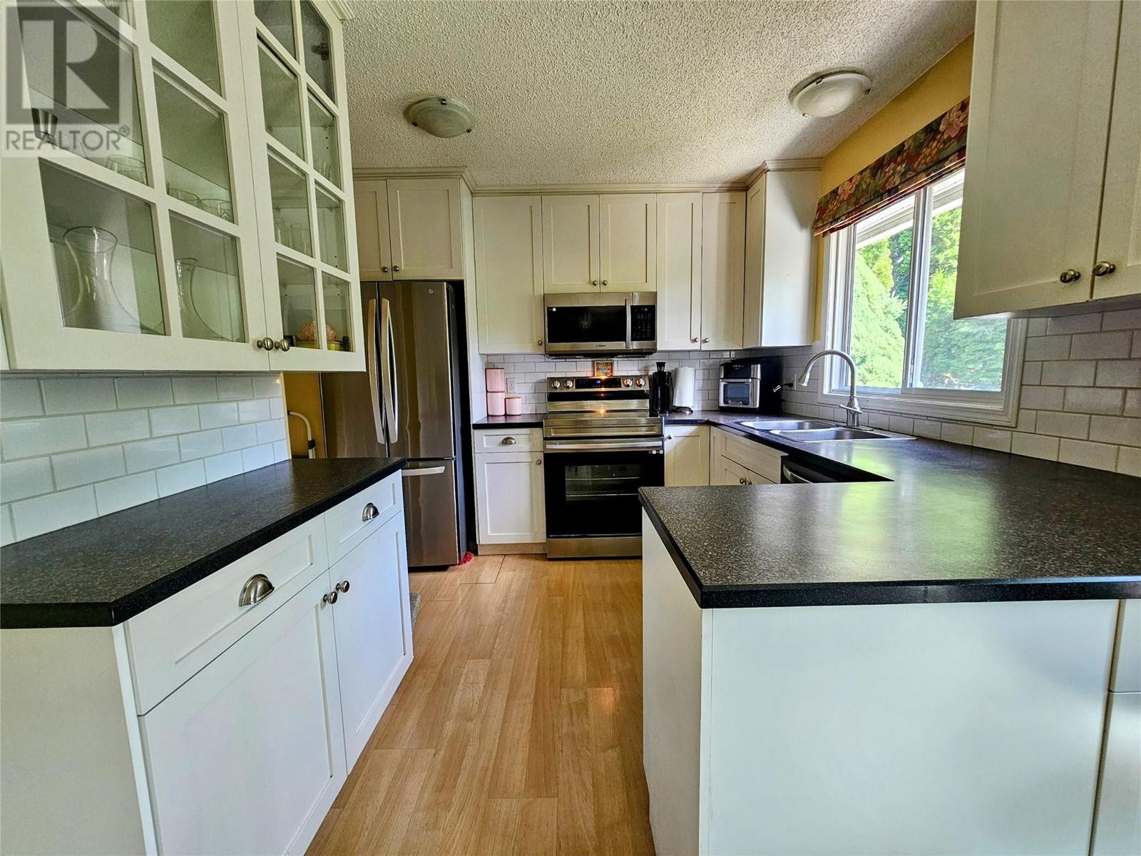 Photo 8 of 837 9th Street, Montrose BC