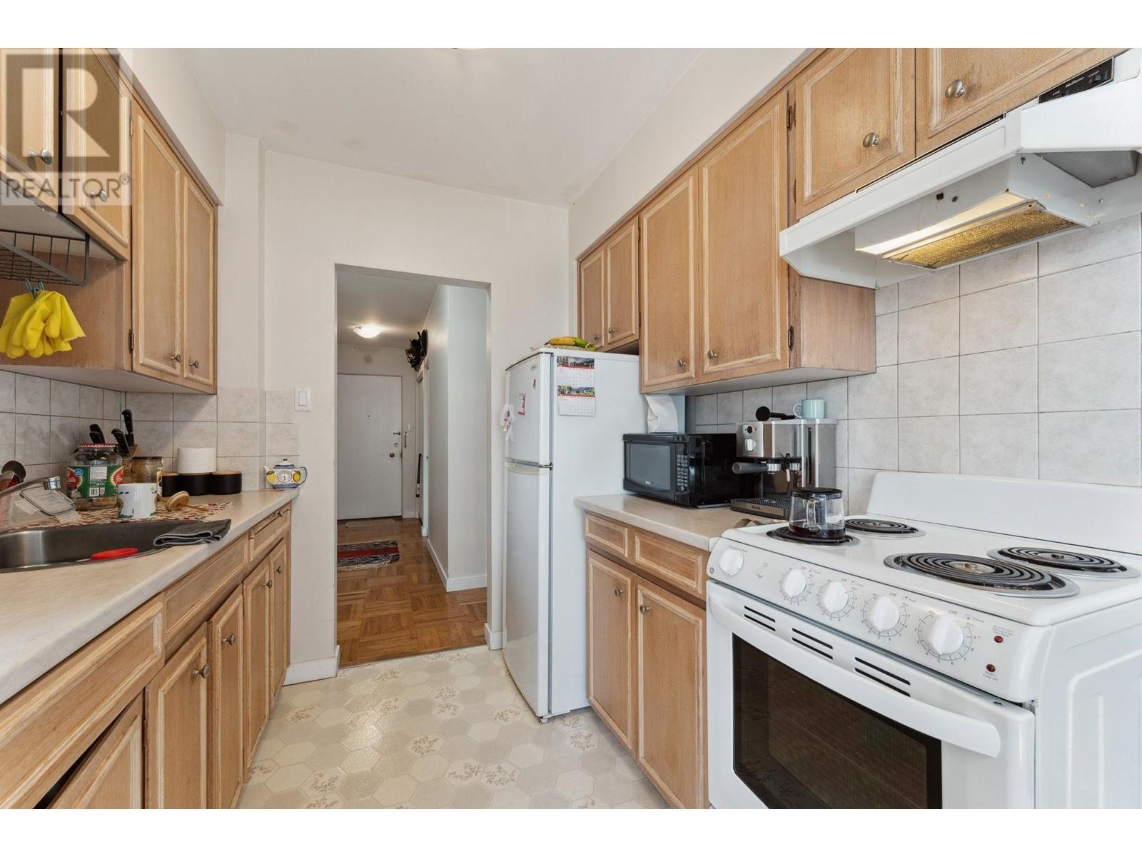 205 1750 ESQUIMALT AVENUE, West Vancouver