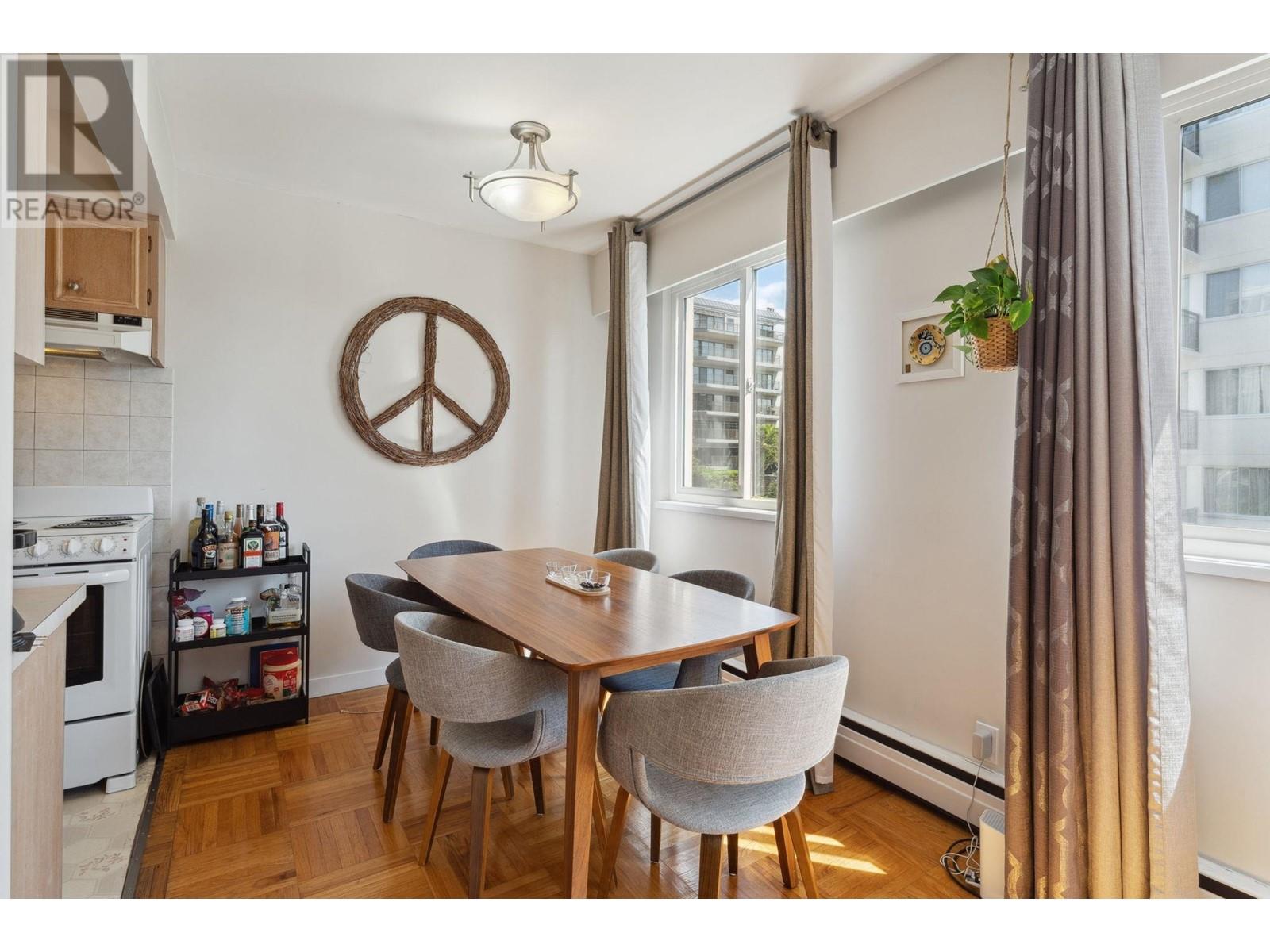 205 1750 ESQUIMALT AVENUE, West Vancouver