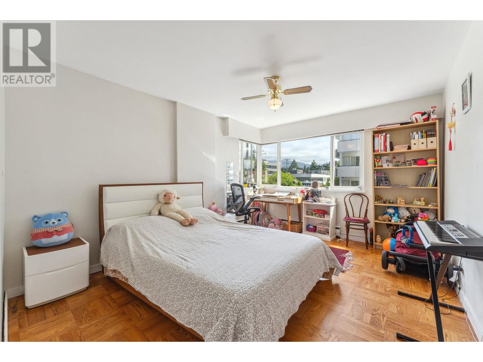 205 1750 ESQUIMALT AVENUE, West Vancouver
