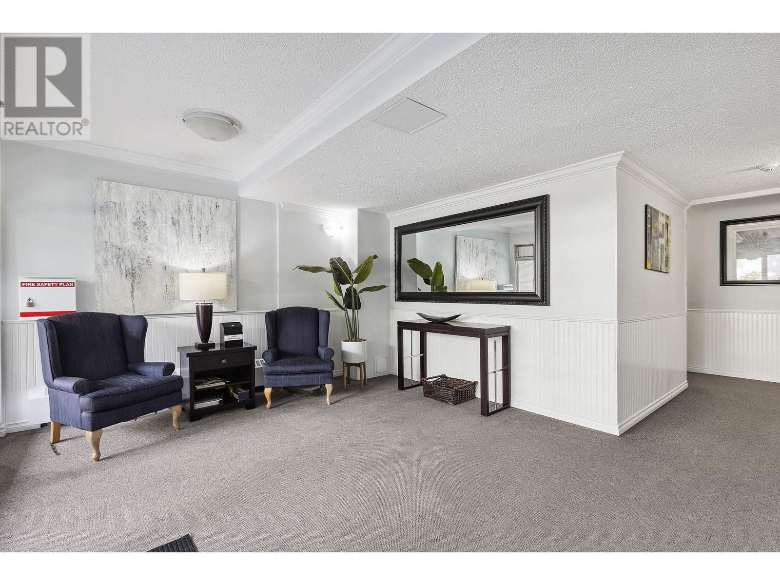 205 1750 ESQUIMALT AVENUE, West Vancouver