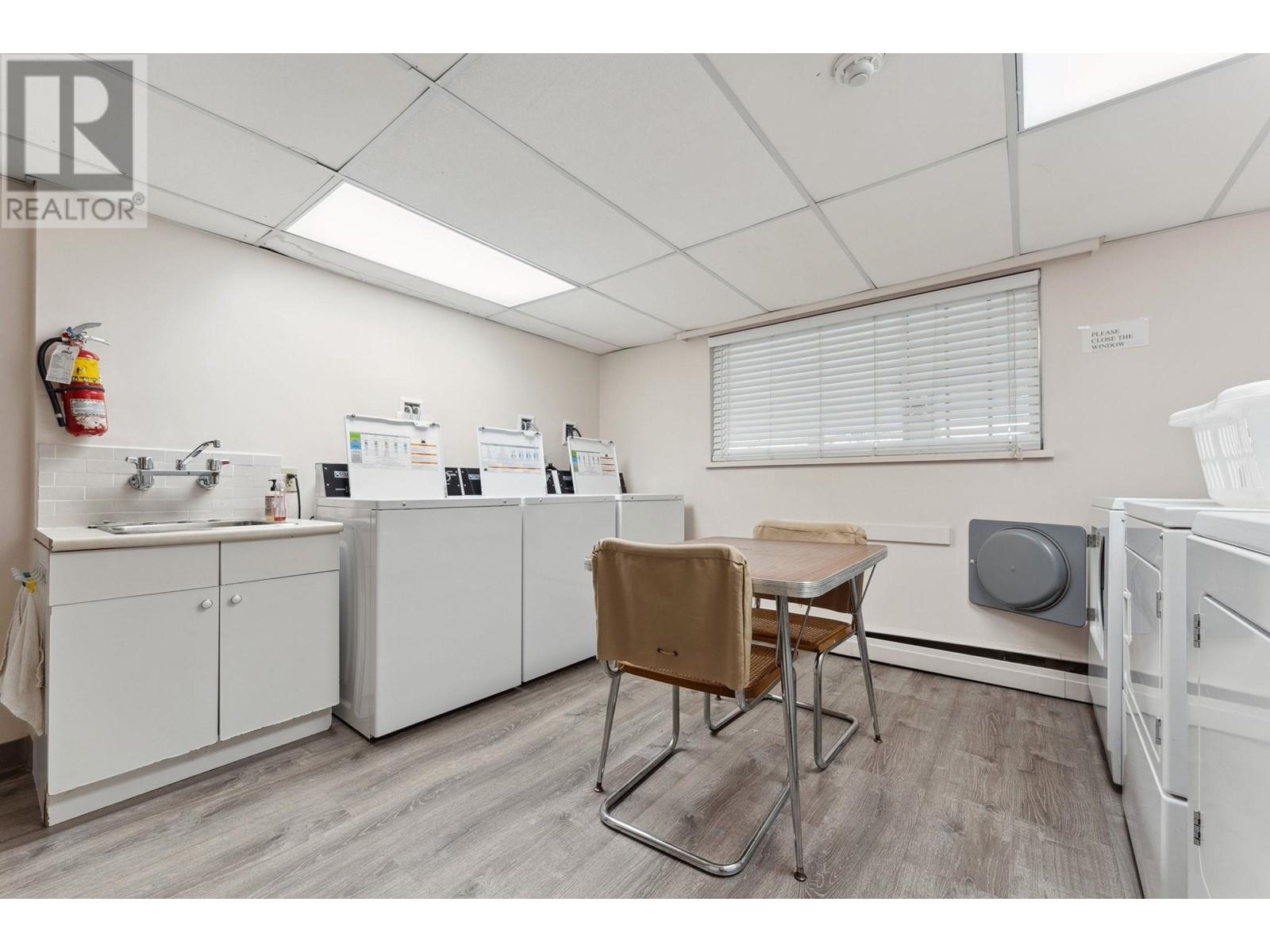 205 1750 ESQUIMALT AVENUE, West Vancouver