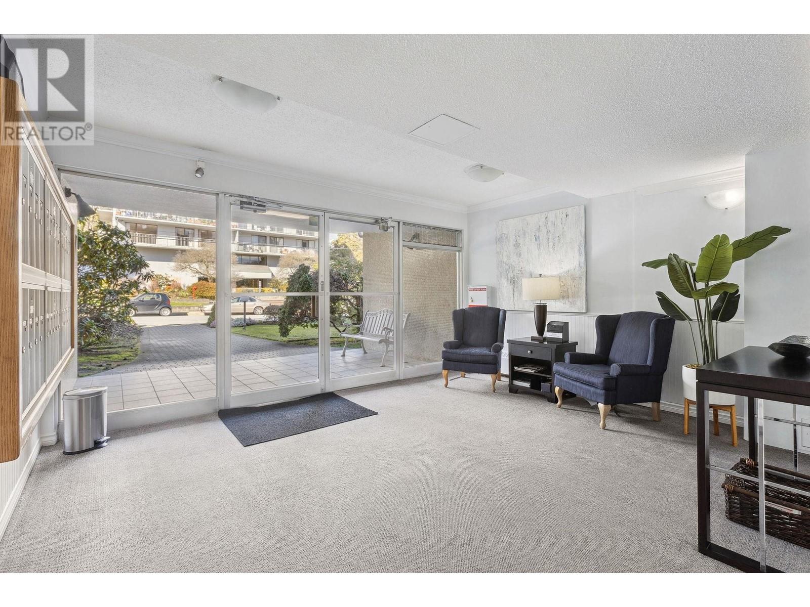 205 1750 ESQUIMALT AVENUE, West Vancouver