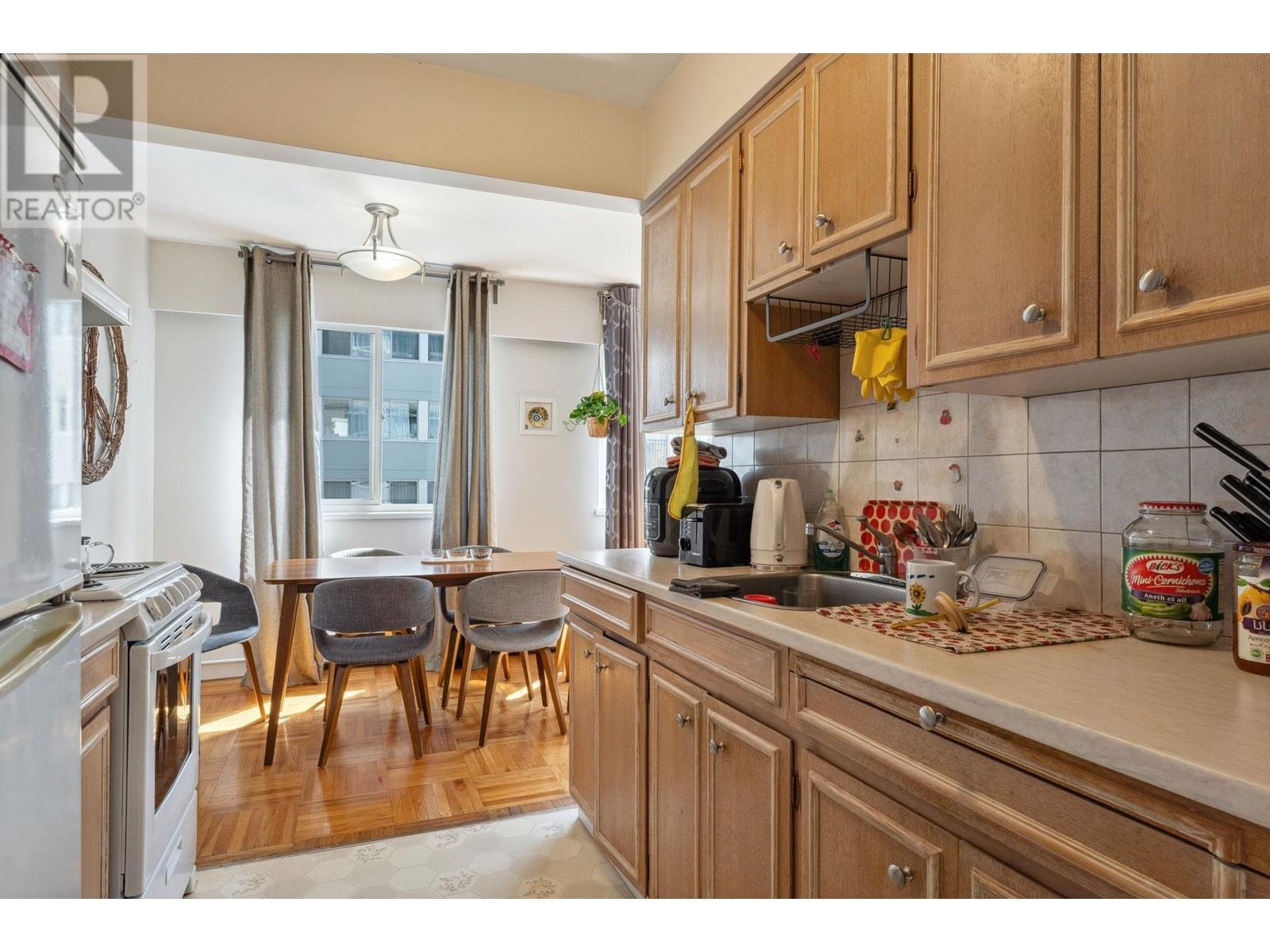 205 1750 ESQUIMALT AVENUE, West Vancouver
