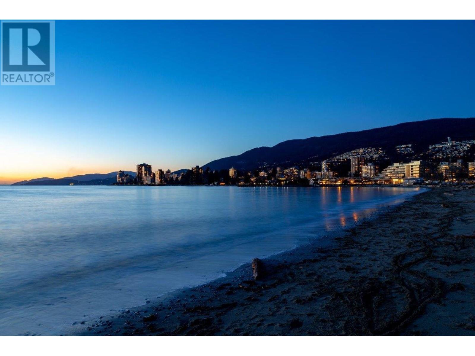 205 1750 ESQUIMALT AVENUE, West Vancouver