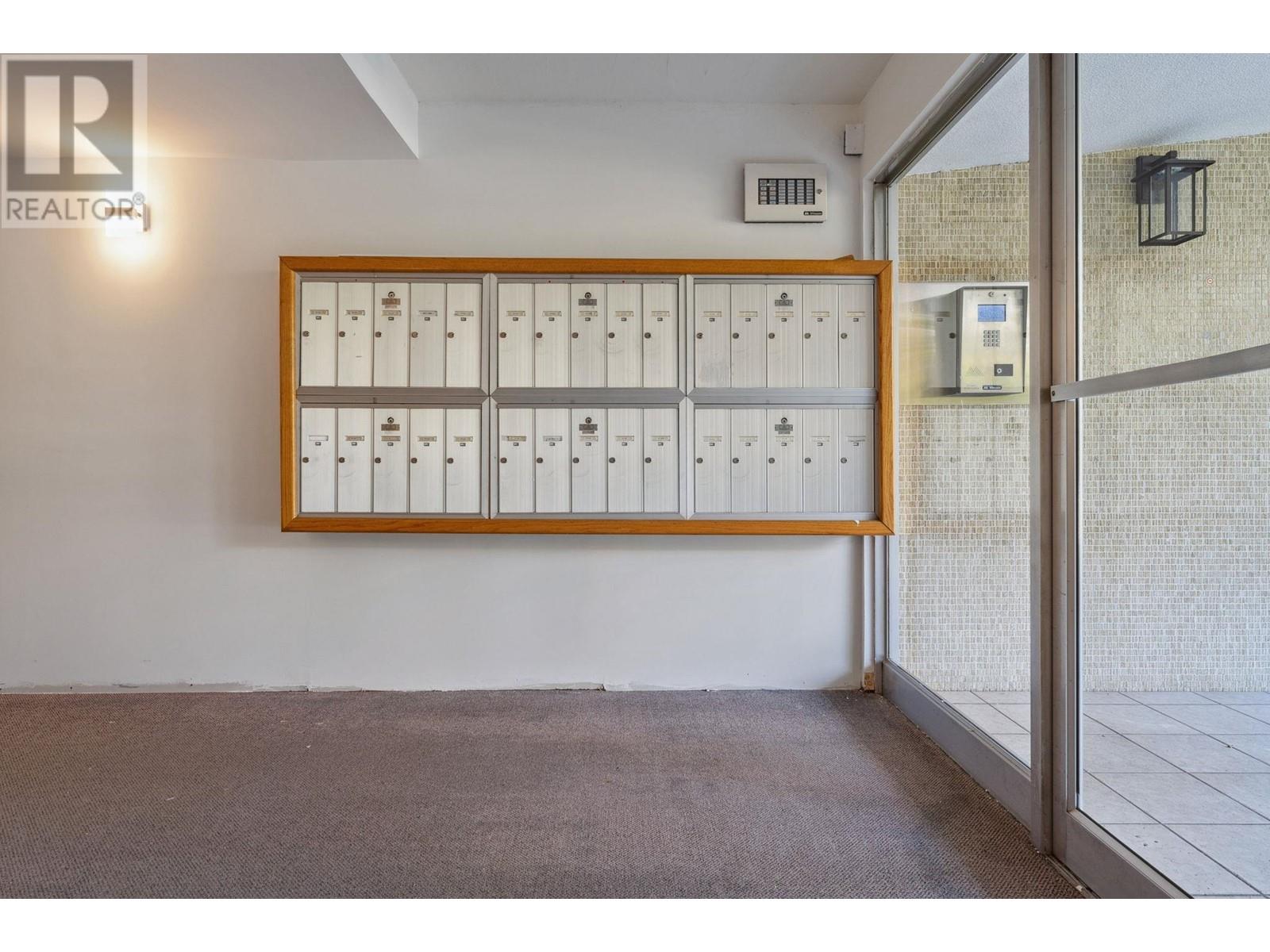 205 1750 ESQUIMALT AVENUE, West Vancouver