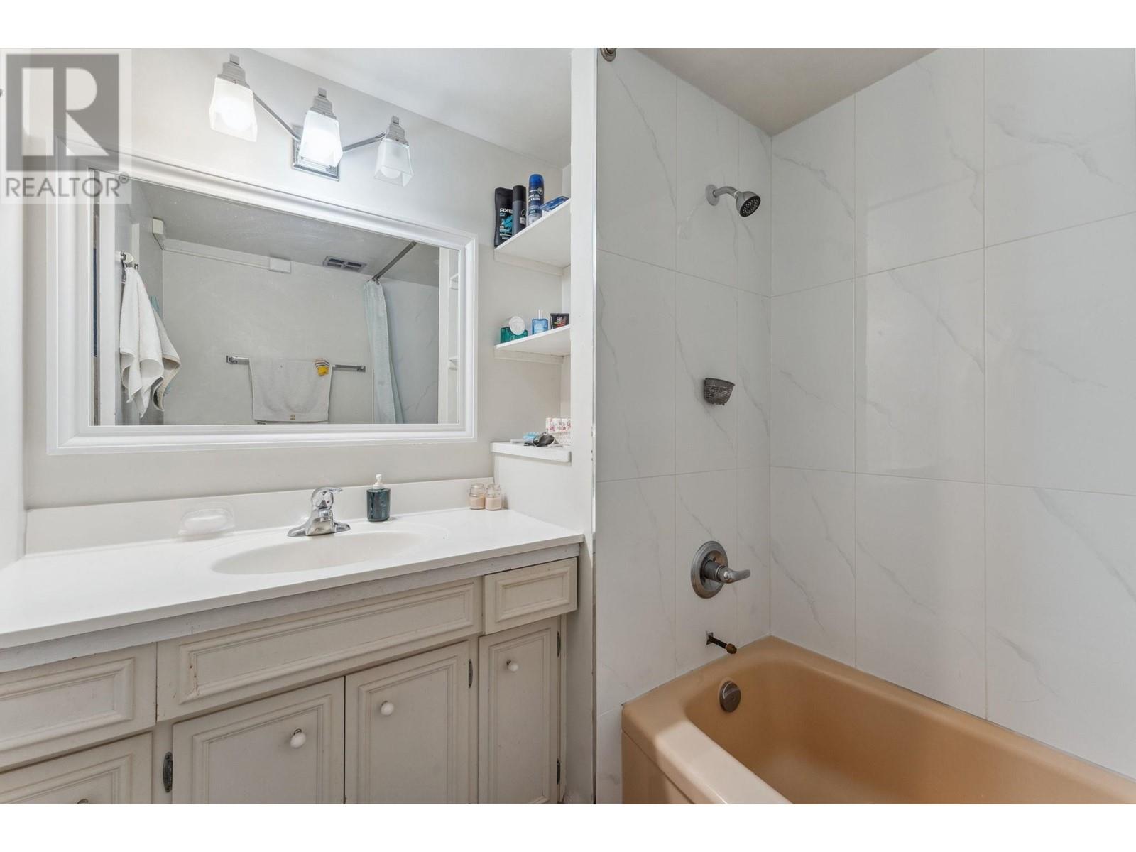 205 1750 ESQUIMALT AVENUE, West Vancouver