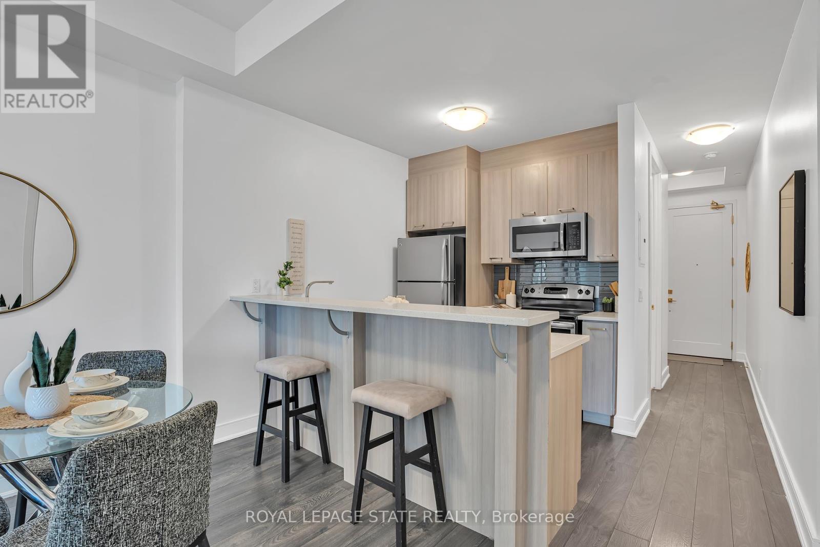 Photo 2 of 910 150 Main Street W, Hamilton ON