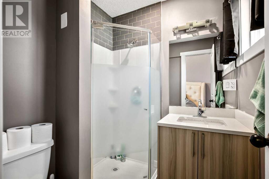 Single Family House Bi-level for Sale in  Dovercrest Drive Dover Calgary 