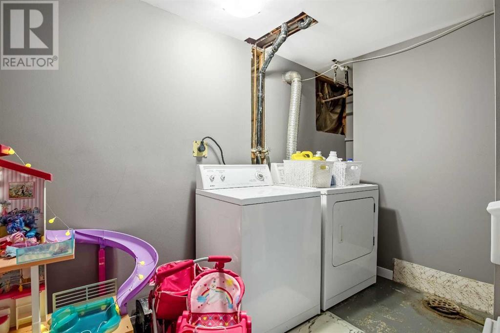 Single Family House Bi-level for Sale in  Dovercrest Drive Dover Calgary 