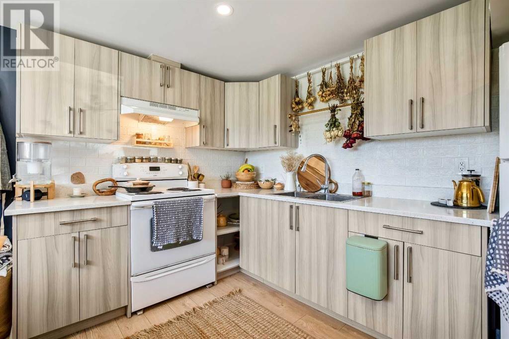 Single Family House Bi-level for Sale in  Dovercrest Drive Dover Calgary 