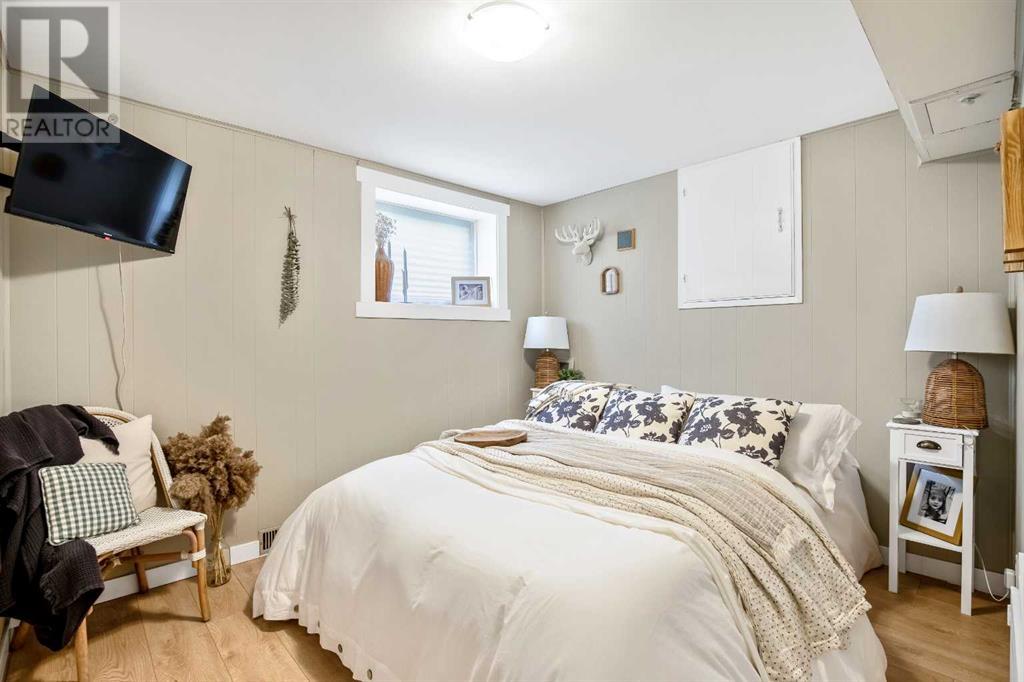 Single Family House Bi-level for Sale in  Dovercrest Drive Dover Calgary 