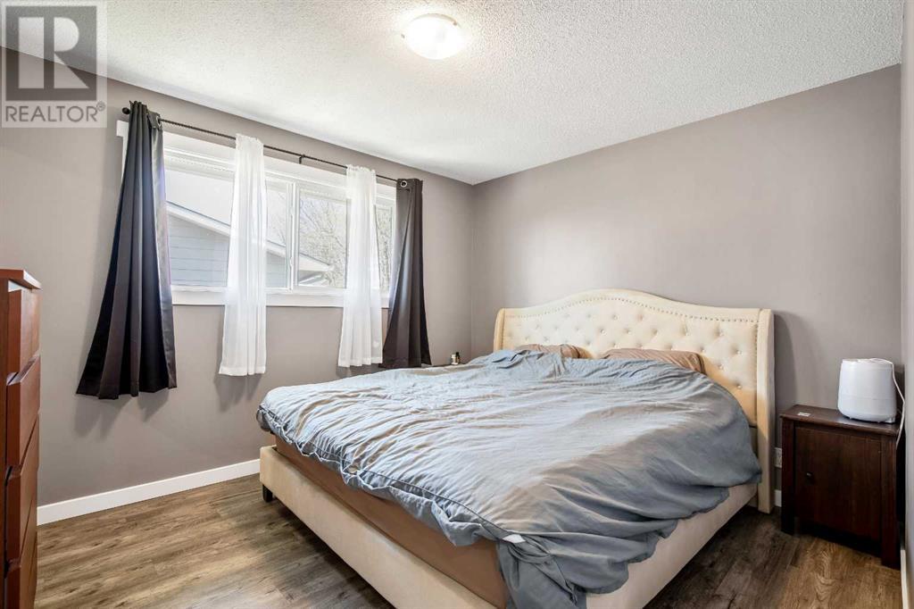 Single Family House Bi-level for Sale in  Dovercrest Drive Dover Calgary 
