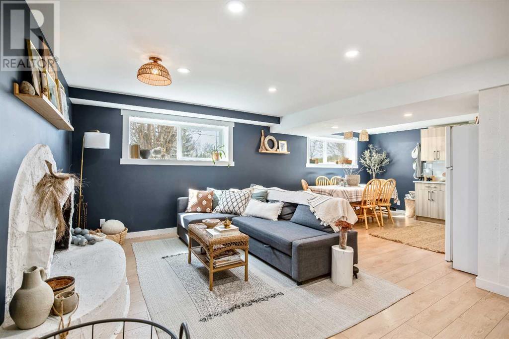 Single Family House Bi-level for Sale in  Dovercrest Drive Dover Calgary 