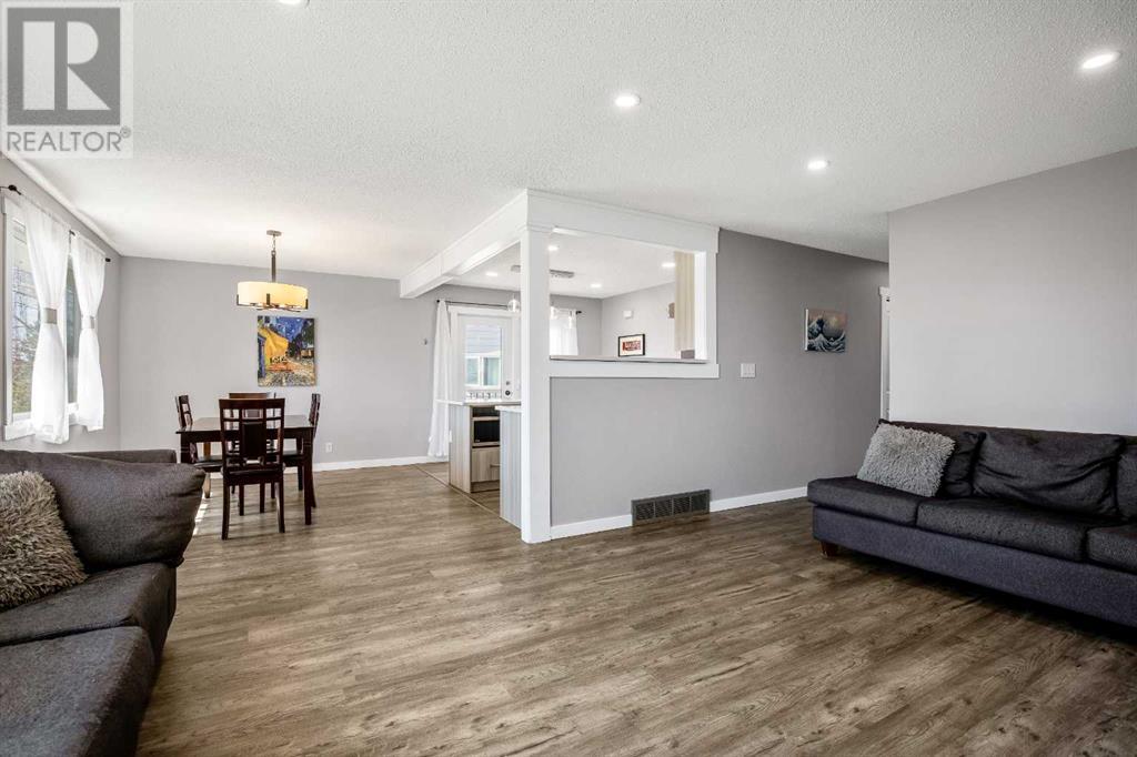 Single Family House Bi-level for Sale in  Dovercrest Drive Dover Calgary 