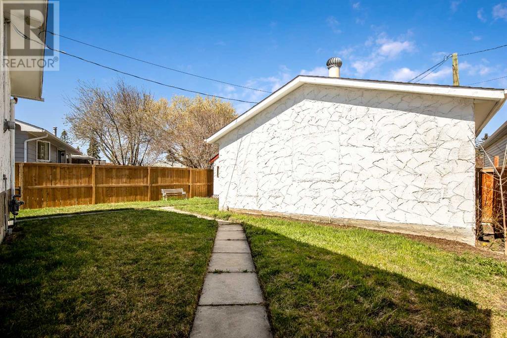 Single Family House Bi-level for Sale in  Dovercrest Drive Dover Calgary 