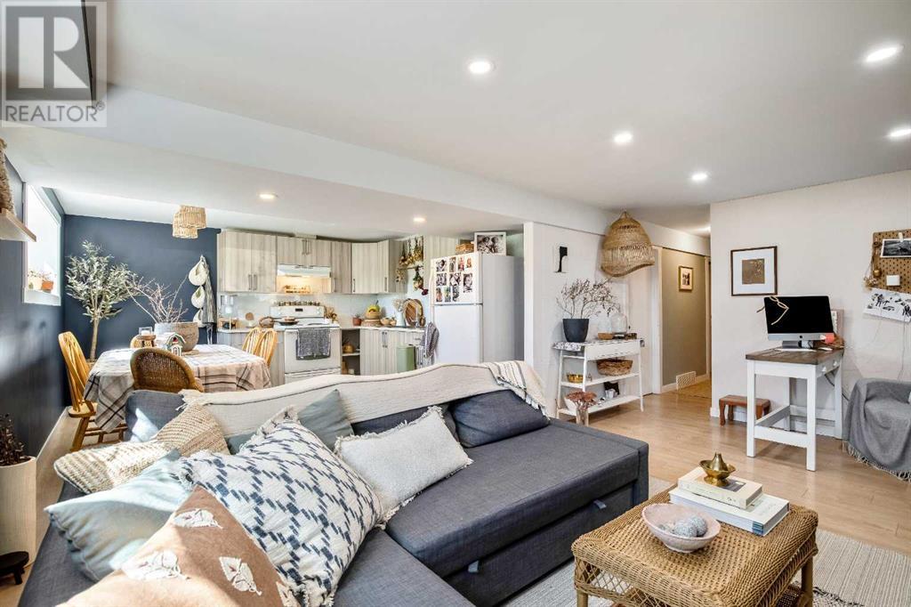Single Family House Bi-level for Sale in  Dovercrest Drive Dover Calgary 