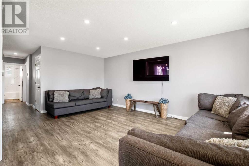 Single Family House Bi-level for Sale in  Dovercrest Drive Dover Calgary 