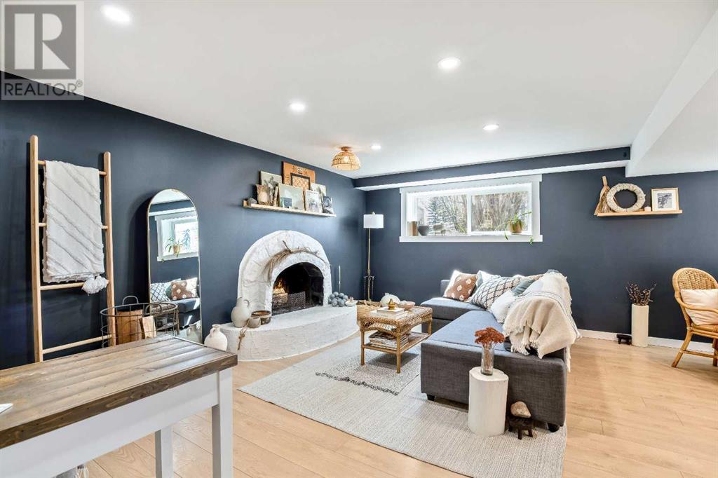 Single Family House Bi-level for Sale in  Dovercrest Drive Dover Calgary 